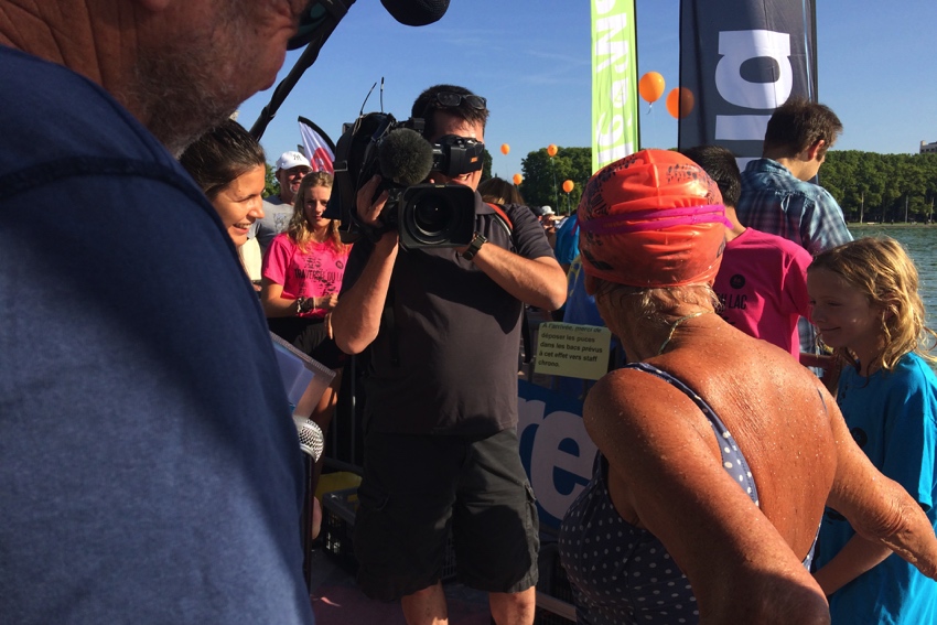 Burdet Contractant se met à l'eau pour Claudette